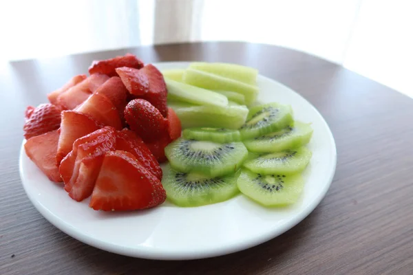 Reife Halbe Kiwi Früchte Und Erdbeeren Auf Einem Teller — Stockfoto