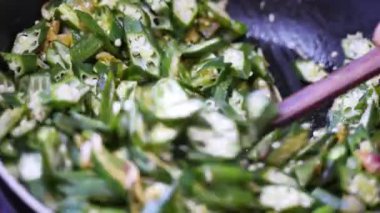 Yemek pişiren kadınlar tencerede parmaklarını .