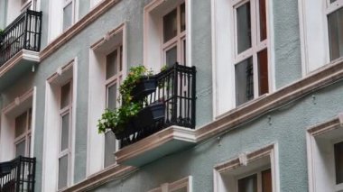 Beyaz renkli bir evin görüntüsünü oluştur 