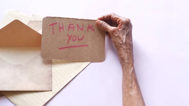 Senior Womens Mano Sosteniendo Gracias Nota Arriba Hacia Abajo — Vídeos de Stock