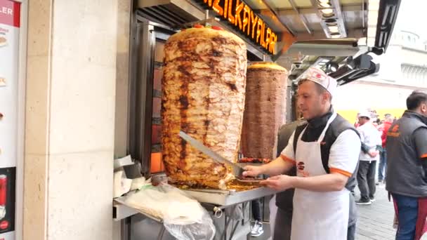 Hindi Stanbul Mayıs 2023 Taksim Meydanı Nda Donör Kebabı Kesiyor — Stok video