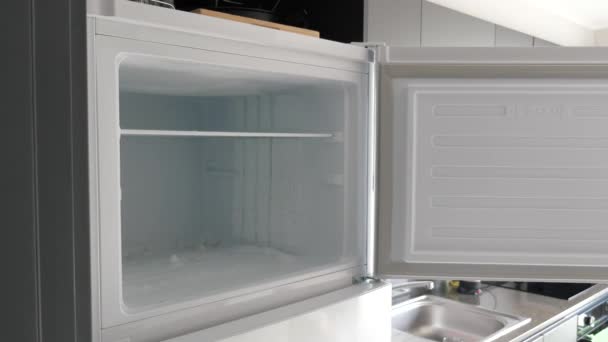 Відкрити Порожній Холодильник Вдома — стокове відео