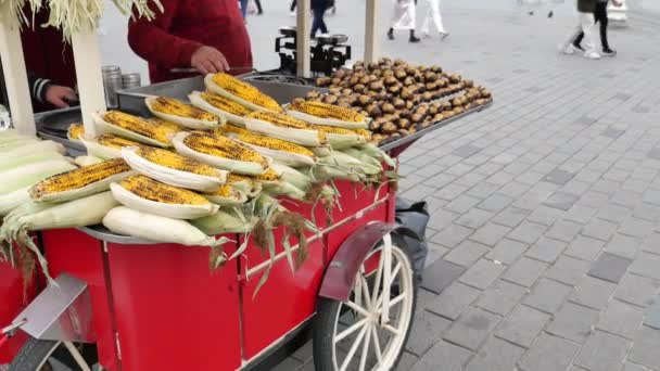 Grilled Corn Sale Market Stall Istanbul — Αρχείο Βίντεο