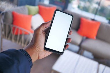 Akıllı telefon kullanarak genç adamın elini kapat.