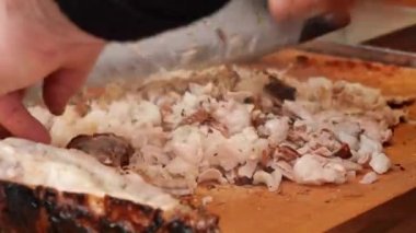 Kokorec 'in odun ateşinde pişirilmiş koyun bağırsağıyla yaptığı Türk sokak yemekleri. Kokorec, ahşap fırında pişirilmiş koyun bağırsağıyla pişirilmiş Türk sokak yemekleri.. .