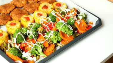 Beyaz kabartma kağıdında otlarla pişirilmiş mısır kulakları..