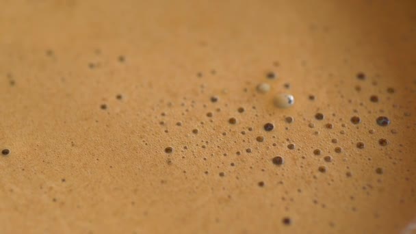 白色背景下泡沫热咖啡的顶视图 — 图库视频影像