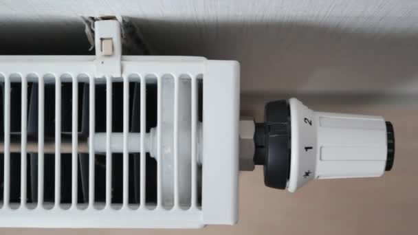 グレーの白い壁に白いラジエーター アパート暖房設置システム — ストック動画