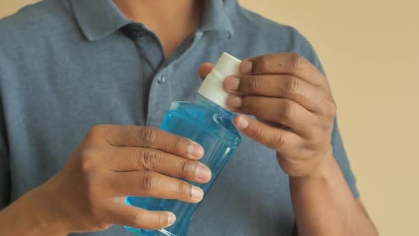 Mouthwash Liquid Flowing Cap Close — Stock Video