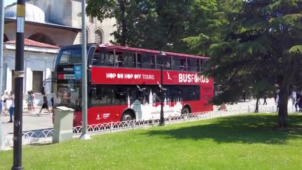 イスタンブールトルコ12 5月2023 レッドビッグバスダブルデッキ観光ツアーバス — ストック動画