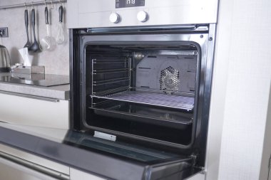 Evde elektrikli fırın aç,