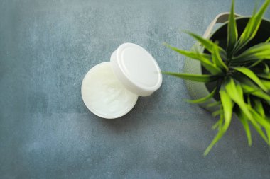 Siyah arka planda beyaz bir kabın içindeki petrol jölesi. .