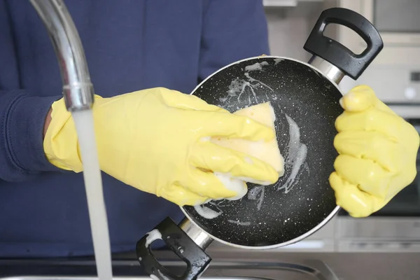 Hombres Lavando Platos Sucios Fregadero Cocina Primer Plano —  Fotos de Stock