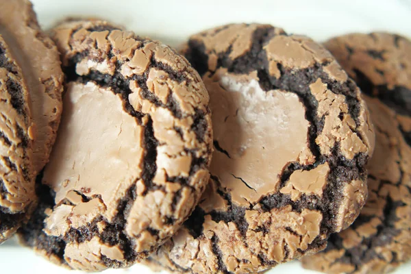 Schokolade Süße Kekse Auf Holztisch — Stockfoto