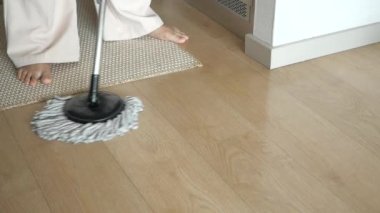 Yerleri paspasla temizleyin. .