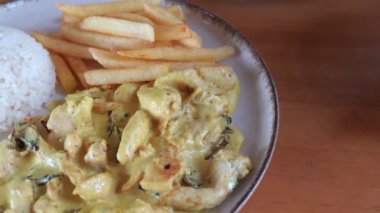 Tereyağlı tavuk, baharatlı tavuk ve pilav.