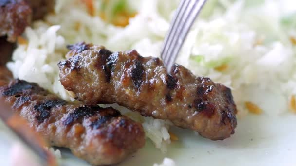 Kebab Παραδοσιακά Τουρκικά Κρεατικά Σαλάτα Πιάτο — Αρχείο Βίντεο