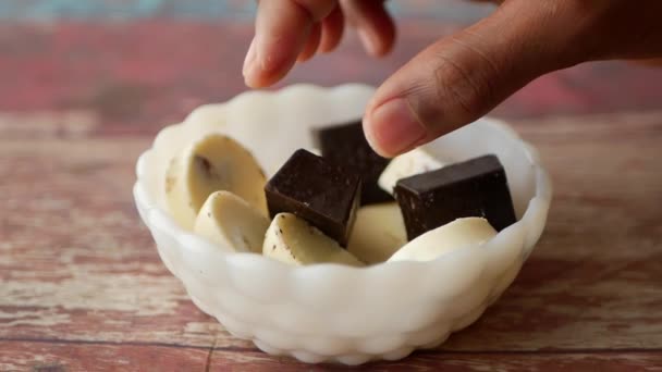 Mão Pegar Doces Chocolate Uma Tigela — Vídeo de Stock