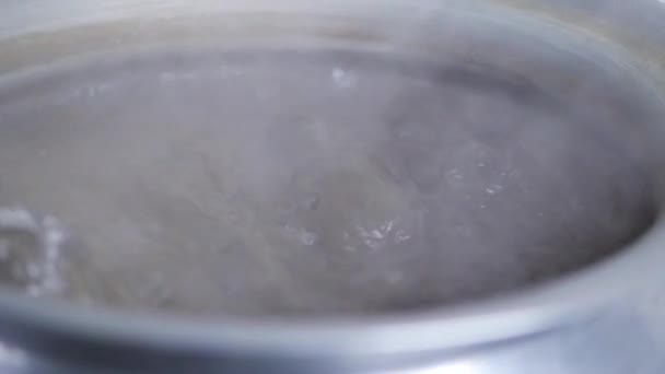 Varmt Vatten Burk Bordet — Stockvideo