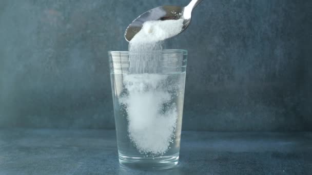 Verter Azúcar Blanco Vaso Agua Sobre Mesa — Vídeos de Stock
