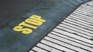 Boş bir yolda dur işareti .