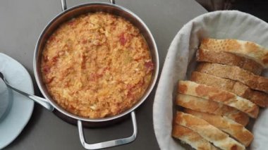 Türk Menemen omleti tavada. 