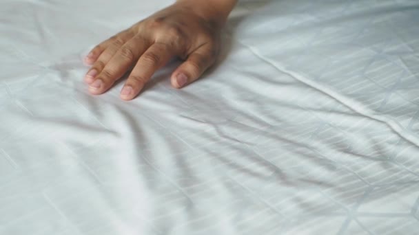 Kadınlara Yakın Beyaz Bir Yatak Verin — Stok video