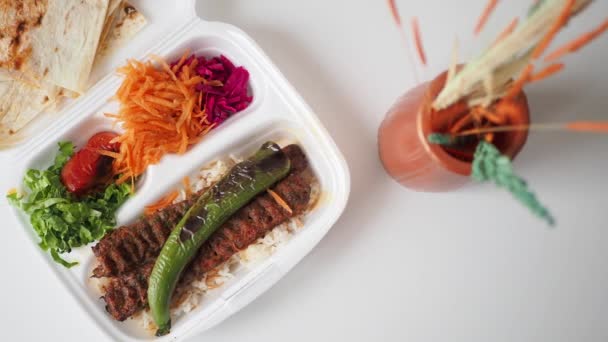 传统的土耳其肉食 盘子里有沙拉 — 图库视频影像