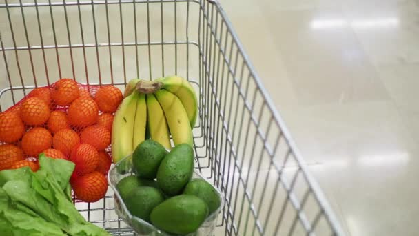 Panier Plein Nourriture Dans Supermarché — Video