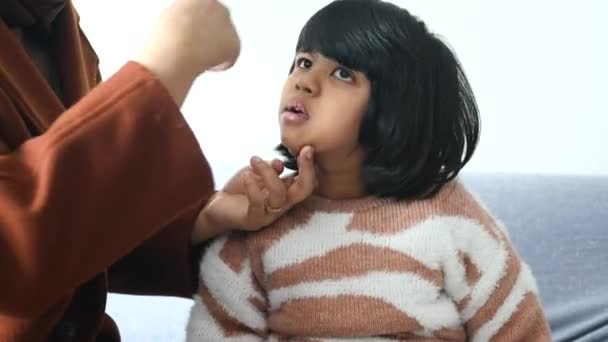 Мати Робить Дочок Волоссям Косами — стокове відео