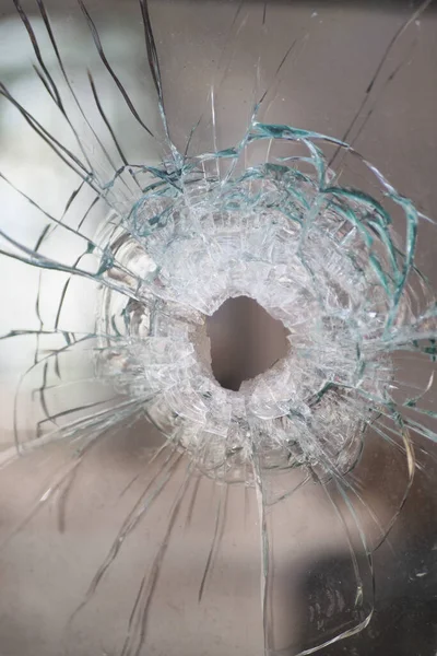 Kırık camlar ve keskin parçalar. 