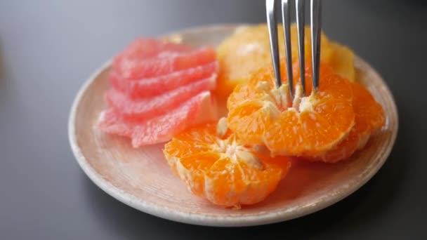 Frische Grapefruits Auf Einem Teller — Stockvideo