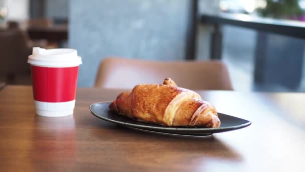 Taza Café Kraft Blanco Para Llevar Mesa — Vídeo de stock