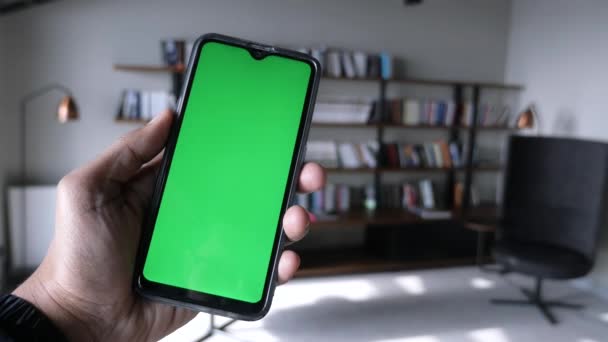 Trzymanie Smartfona Zielonym Ekranem Tle Biblioteki — Wideo stockowe