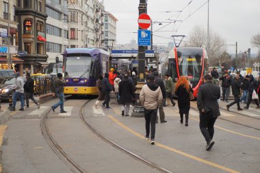 Hindi İstanbul 1 Haziran 2023. İstanbul metrosu bir ilçe istasyonunda. .