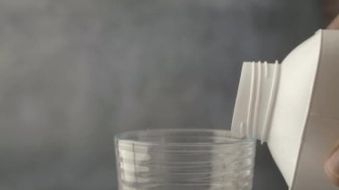 Yakından süt dökülüyor. .