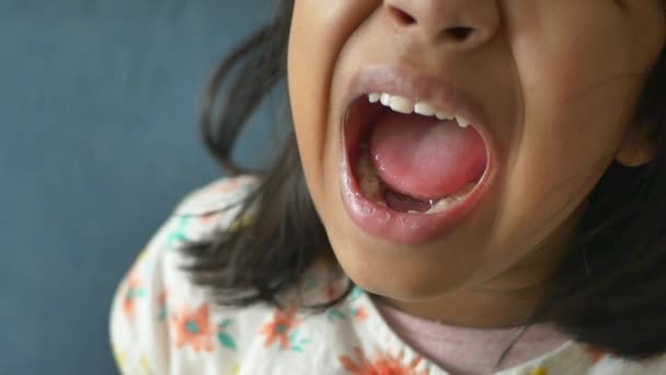 Κοντινό Πλάνο Του Παιδιού Ουρλιάζοντας Στο Σπίτι Αργή Κίνηση — Αρχείο Βίντεο