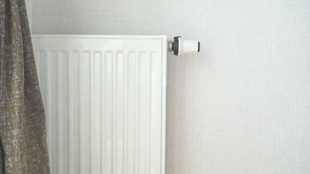 灰白色墙壁上的白色散热器 公寓供热安装系统 — 图库视频影像