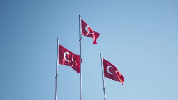 Tiefansicht Der Türkischen Flagge Gegen Den Himmel — Stockvideo