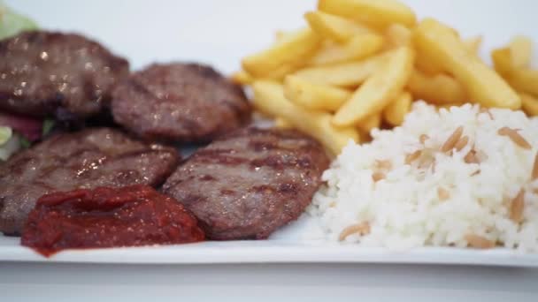 传统的土耳其肉食 盘子里有沙拉 — 图库视频影像