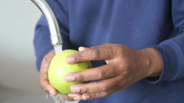 Mencuci Apel Segar Dengan Tangan — Stok Video