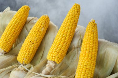 İstanbul 'da bir markette satılık ızgara mısır. .