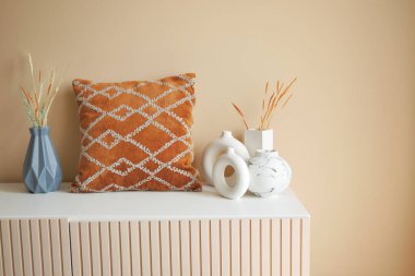 Açık turuncu renkli duvara karşı ev dekorasyonu 