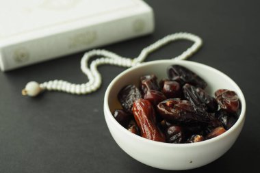 Kur 'an-ı Kerim ve tespihi masaya koyun.