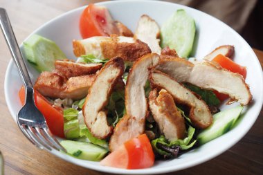 Sebze Izgara Tavuk salatası ,