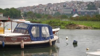 İstanbul 'da nehir kıyısında tekne iskelesi .