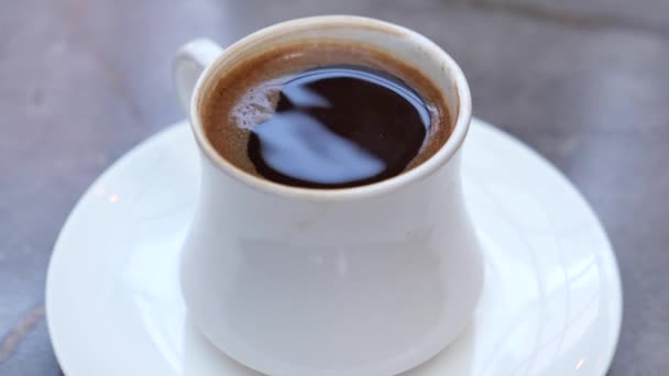 白い背景に泡のあるホットコーヒーの上からの眺め — ストック動画
