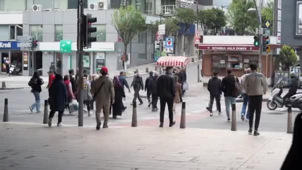 Kalkon Istanbul Mars 2023 Grupp Människor Som Korsar Väg — Stockvideo