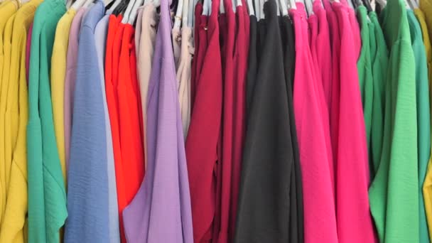Закрытие Многих Женских Одежд Выставляют Продажу — стоковое видео