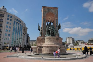 Türkiye İstanbul 12 Mayıs 2023. Taksim Meydanı ve Taksim Mousque arka planda.